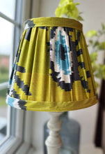 Load image into Gallery viewer, 25cm Pleated Golden Ilat Silk Lampshade

